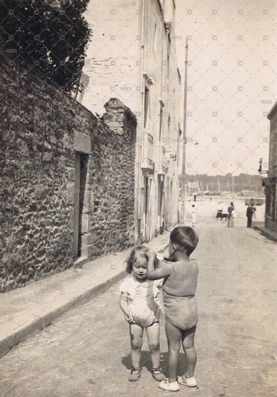 Enfants jouant rue Concarneau