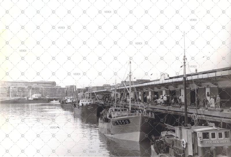 Navires quai port pêche Base sous Marine Lorient