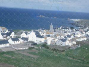 Vue aérienne de l'ouest du village de Houat en 1968