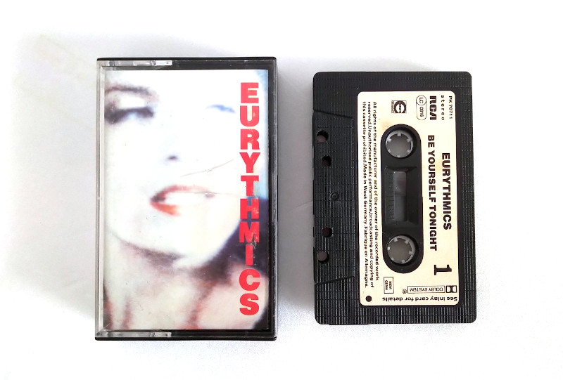 eurythmics-be-yourself-tonight-K7