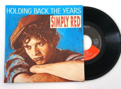 simply-red-holding-years-45T