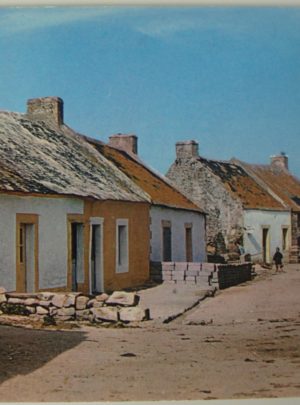 Rue du radjel menant à l'église dans le port de Houat