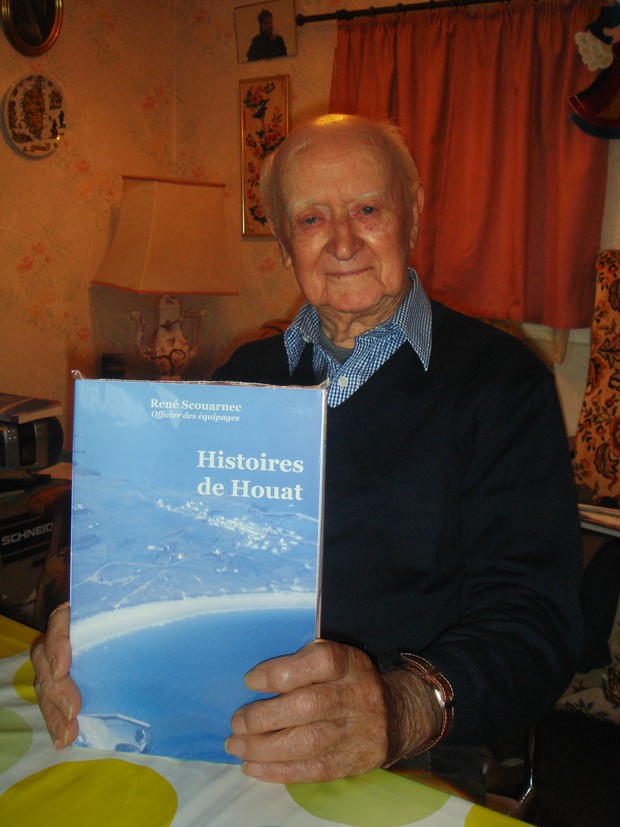 Rene Scouarnec presente Livre Histoires de Houat